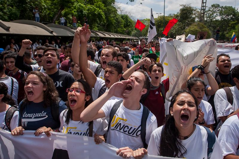 El viceministro de Educación Universitaria, Andrés Eloy Mejía, acudió a Plaza Venezuela para recibir el documento que contiene las exigencias de las casas de estudio