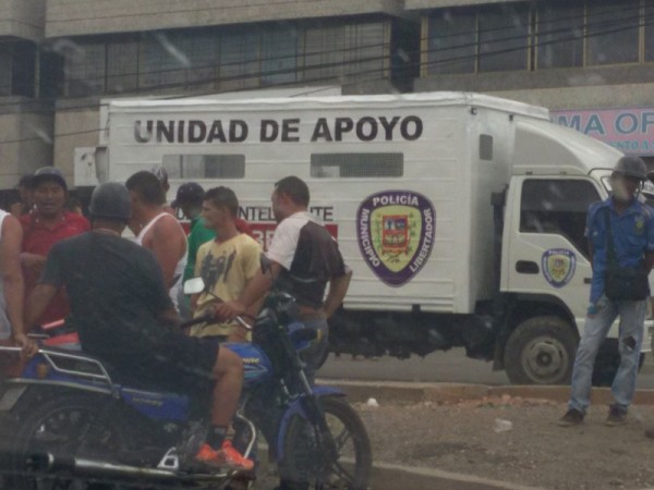 La GNB recorrió en motos las calles del sector en Tocuyito/ Foto: Tibisay Romero