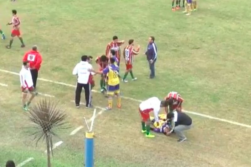 En el minuto 24 el futbolista Micael Favre, de San Jorge, fue a disputar un balón con Alejandro Quintana y en su caída sufrió el impacto involuntario de la rodilla de su rival.