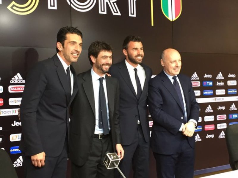 Junto con el experimentado arquero también renovó Andrea Barzagli hasta junio de 2018 / Foto: Twitter Juventus