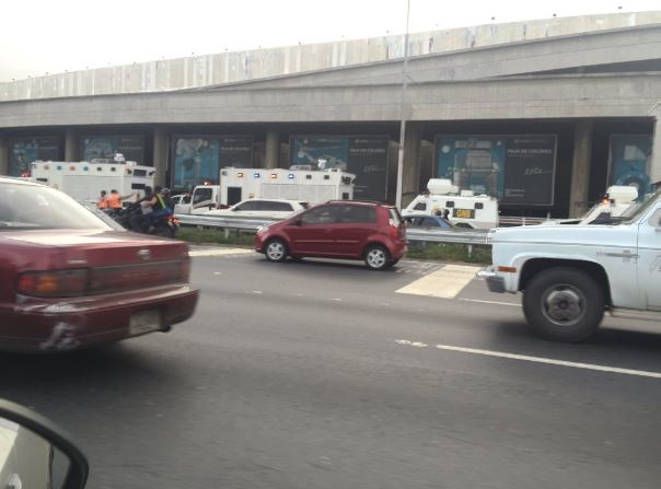 Usuarios de Twitter reportaron fuerte retraso vehicular en la Cota Mil por el despliegue de los funcionarios de cuerpos de seguridad / Foto: Twitter @LUISSTEFANELLI