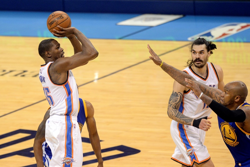 Durant, con 33 puntos, y Westbrook co un doble-doble de 30 tantos y 12 asistencias, comandaron la victoria de Oklahoma 133-105 sobre Golden State / Foto: Reuters