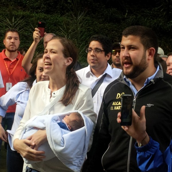 Manuela Bolivar con su hijo en política