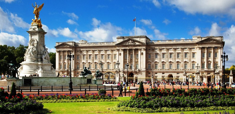 La policía británica declaró que el hombre permaneció en los jardines del Palacio de Buckinhgam, residencia oficial de la reina Isabel II