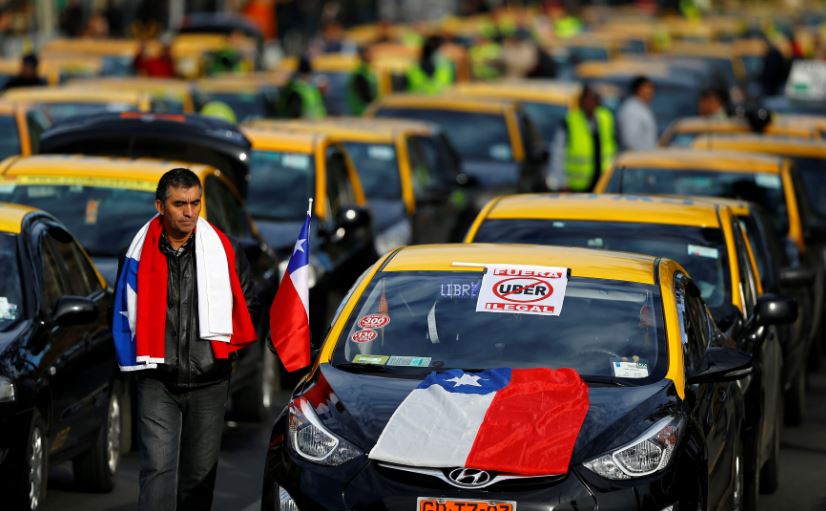 Los taxistas reclaman por la llegada al país de aplicaciones Uber y Cabiby, que ofrecen servicios de transporte de pasajeros considerados "ilegales" por las autoridades chilenas
