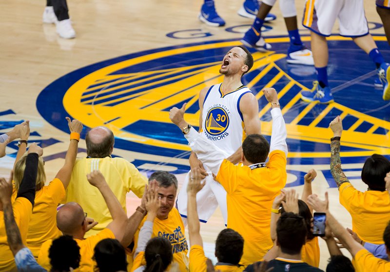 El base Stephen Curry volvió a ser la estrella de los Warriors al anotar 36 puntos, incluidos siete triples, que le permitieron establecer nueva marca en los playoffs de la NBA al llegar a los 32 en toda la serie.