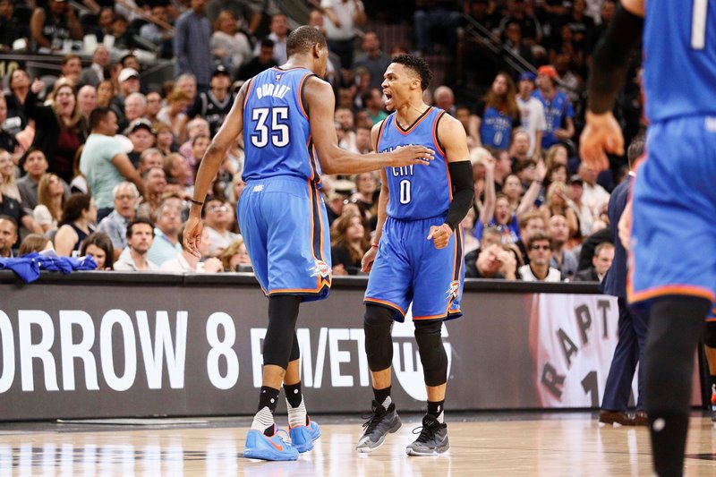 De nuevo la combinación del alero Kevin Durant y el base Russell Westbrook fue la fórmula ideal en el ataque de los Oklahoma City / Foto: Reuters