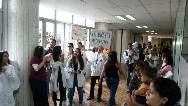 La comisión asistió al Hospital JM de los Ríos para constatar las denuncias presentadas por los galenos, entre las que destacan falta de equipos de salud y problemas de seguridad