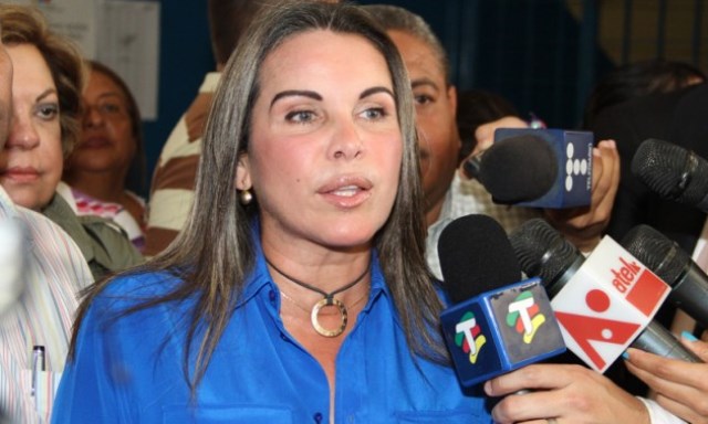 La alcaldesa de Maracaibo, Eveling Trejo de Rosales, pidió al CNE celeridad en el proceso de verificación de firmas para activar la solicitud del referéndum revocatorio presidencial