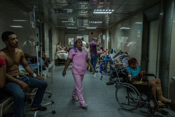 Un pasillo lleno de pacientes sin camas en el Hospital Luis Razetti de Barcelona, Venezuela. Credit Meridith Kohut para The New York Times