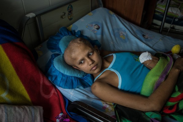 Yulitza Roa, de 15 años, tiene un tumor cerebral pero su cirugía se ha retrasado porque en el Hospital Luis Razetti no tienen los equipos necesarios. Credit Meridith Kohut para The New York Times.