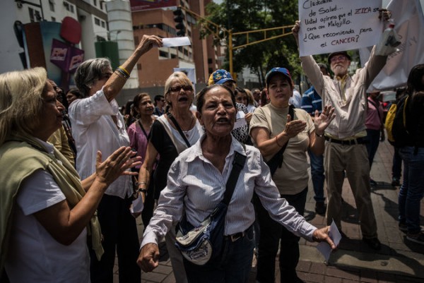 Una protesta el mes pasado en Caracas por la crisis hospitalaria. Credit Meridith Kohut para The New York Times.