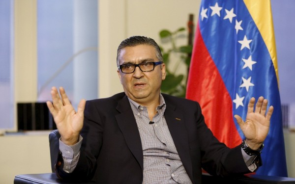 El vicepresidente de Economía de Venezuela, Miguel Pérez Abad, gestualiza mientras habla durante una entrevista con Reuters en Caracas, 10 de marzo de 2016. REUTERS/Carlos Garcia Rawlins