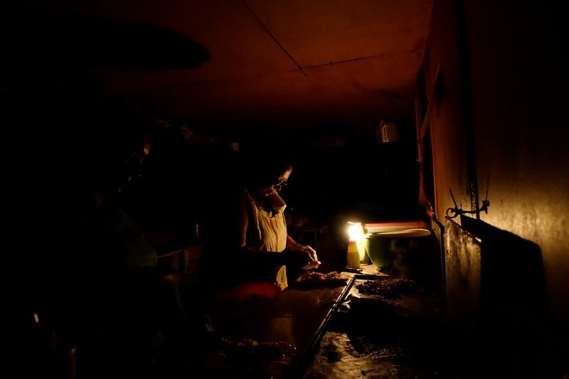 Reportan que varios sectores de Caracas permanecen sin luz