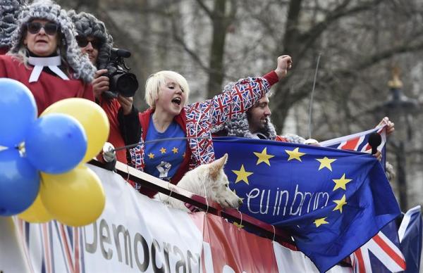 Manifestantes pro-Europa participan en una protesta ante el Tribunal Supremo en Londres, Reino Unido/ Foto: EFE