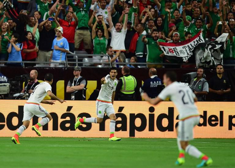 Los aztecas vencieron 2-1 a los uruguayos para cerrar la tercera jornada de la Copa
