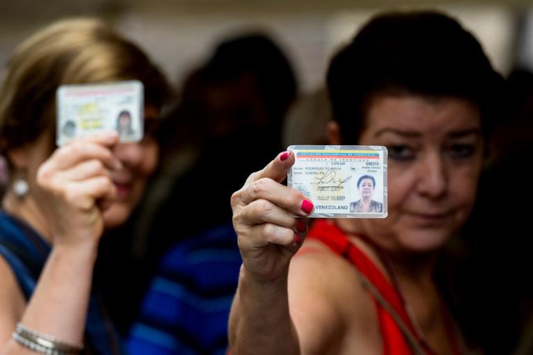 Los electores cuyos registros superaron la primera etapa de validación deben acudir a los centros habiluitados para autenticar sus firmas/Foto: AFP