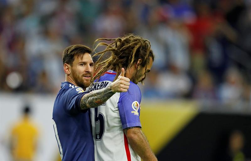 Argentina se clasificó este martes para la final de la Copa América Centenario al golear por 0-4 a Estados Unidos en un plácido partido en el que Lionel Messi se convirtió en el maximo goleador de la albiceleste
