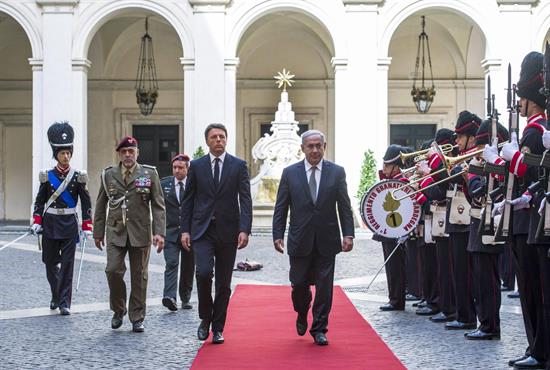 El primer ministro italiano, Matteo Renzi, da la bienvenida al primer ministro de Israel, Benjamín Netanyahu, en el palacio Chigi, Roma, Italia / Foto: EFE
