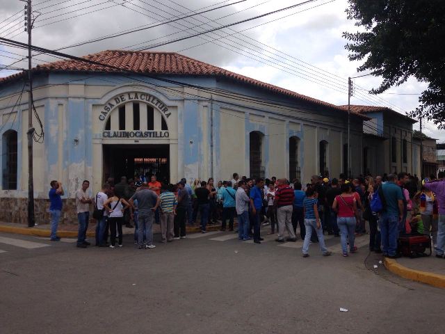 Firmantes se reagrupan en Santa Cruz para a la espera de que se reanude el proceso/Foto: Corresponsalía Maracay