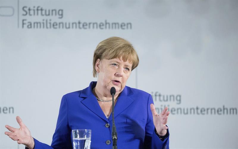 Merkel apuesta por alcanzar acuerdos con los países fronterizos para así equilibrar las cargas provenientes de migrantes/ Foto: EFE