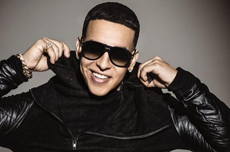 Daddy Yankee ayudó este martes a entregar los primeros 500 de un total de 2.000 kits para el arreglo inicial de destrozos en casas en Caguas, en el interior de Puerto Rico/ Foto: Univisión