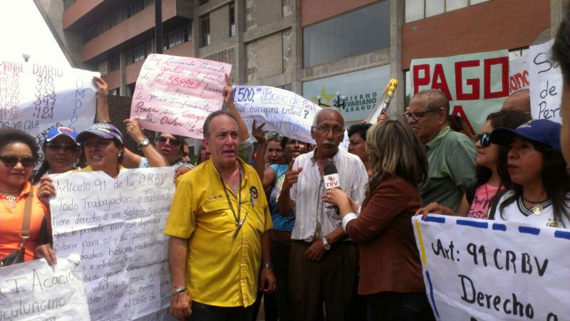 Maestros dependientes de la Gobernación de Aragua protestaron en las puertas de la sede del gobierno regional para exigir a Tareck El Aissami la homologación de sus salarios/ Foto: Laudelyn Sequera