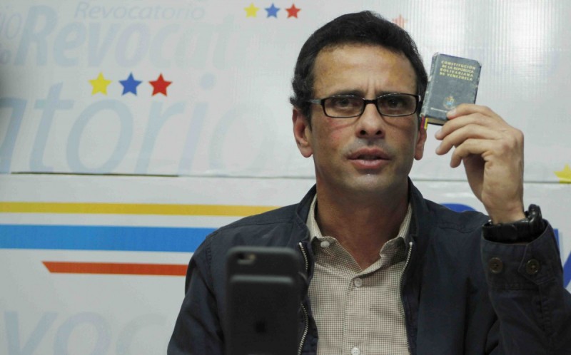 Capriles denunció que su firma y la de varios diputados y alcaldes de la Mesa de la Unidad Democrática fueron excluidas para el proceso de validación