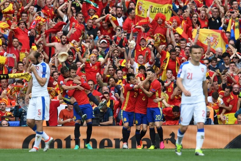 Un gol de cabeza de Gerard Piqué a tres minutos del final permitió a España derrotar a la República Checa (1-0) en su debut en la Eurocopa