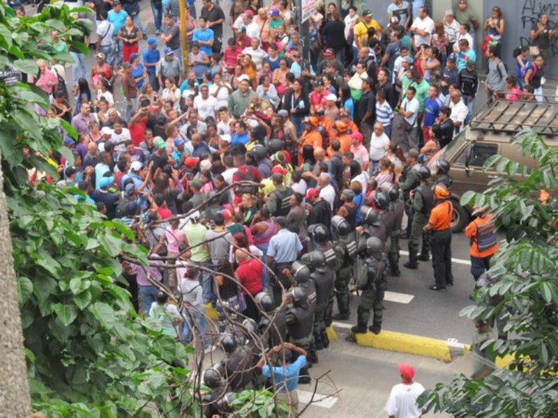 Avenida Fuerzas Armadas colapsa por las protestas realizadas por los venezolanos exigiendo productos alimenticios regulados/ Foto: Melhany Reinoso