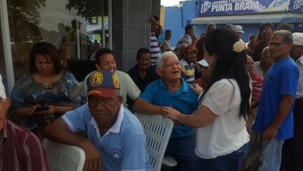 Personas en Delta Amacuro validando su firma este miércoles Foto: NDP