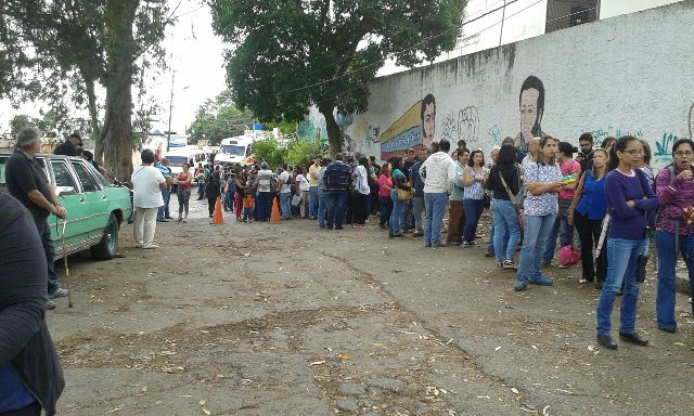 Reportan aproximádamente 600 personas en cola en el tercer día de validación de firmas/Foto: Beatriz Yáñez
