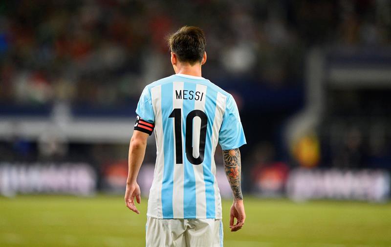 El jugador argentino Lionel Messi anunció el domingo su adiós a la selección tras perder una nueva final