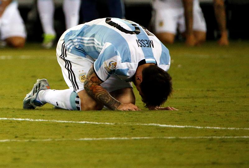 El anuncio de Lionel Messi de poner fin a su era en la selección de Argentina tras perder una nueva final parece que tendrá un efecto dominó pues varios jugadores