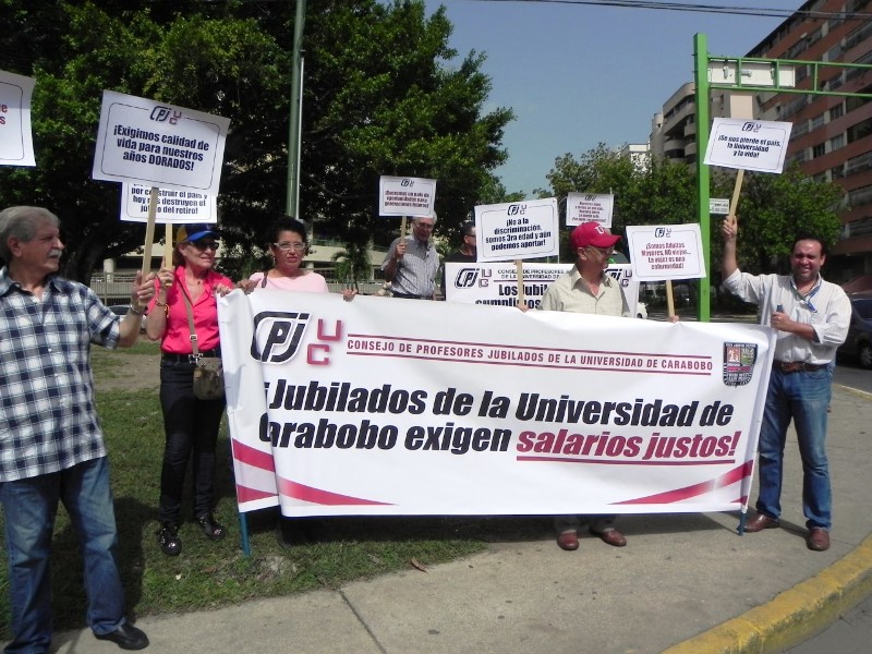 Profesores jubilados protestan en la Universidad de Carabobo donde no acceden al aumento salarial dictaminado por el Ejecutivo/ Foto: Tibisay Romero