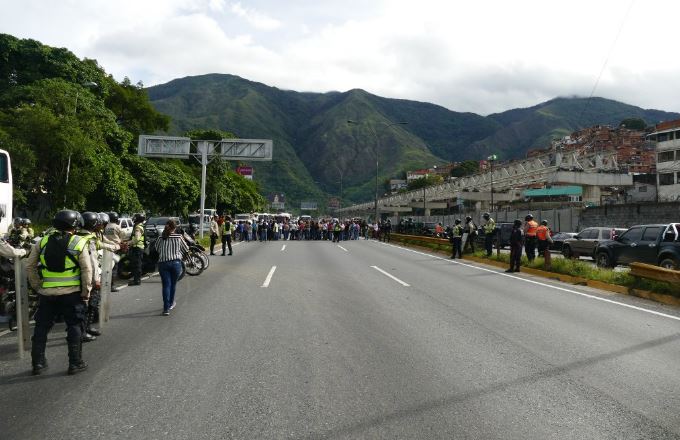 La protesta, realizada por docentes de la gobernación de Miranda, se registró a la altura del puente 5 de julio, obstaculizando el tránsito en la vía