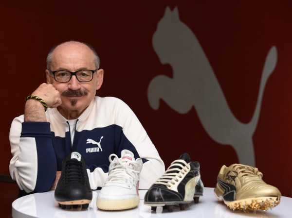 Helmus Fischer , exempleado de Puma, posa con zapatos emblema de la marca. Foto: AFP