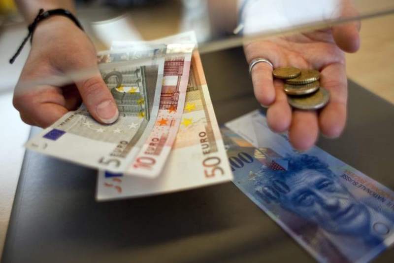 Suiza planifica establecer una cantidad mensual anualmente a uno de sus ciudadanos elegido por sorteo donde podrá ser embolsado sin ejercer alguna labor/ Foto: EFE