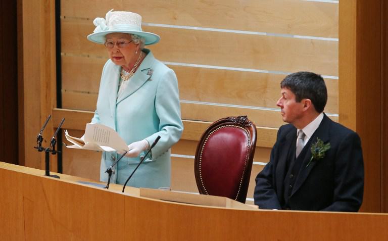 Isabel II inauguró la nueva legislatura del parlamento días después de que los británicos votasen a favor de salir del "brexit" en el referéndum del 23 de junio
