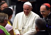 El papa Francisco saluda a la gente en el Vaticano / Foto: EFE