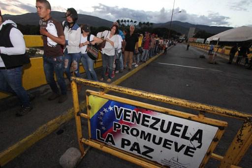 Estiman que al menos 35 mil personas cruzaron la frontera durante el domingo/Foto: AFP