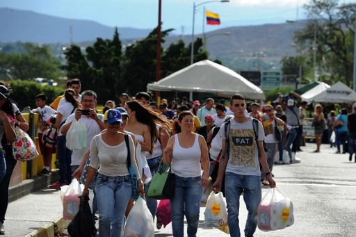 Venezolanos que adquirieron productos al otro lado de la frontera/Foto: AFPThousands of Venezuelans crossed Sunday the border with Colombia to take advantage of its 12-hour opening after it was closed by the Venezuelan government 11 months ago. Venezuelans rushed to Cucuta to buy food and medicines which are scarce in their country. / AFP PHOTO / GEORGE CASTELLANOS