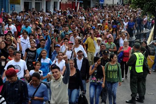 Venezolanos en su paso por la ruta fronteriza entre Colombia y Venezuela/Foto: AFP