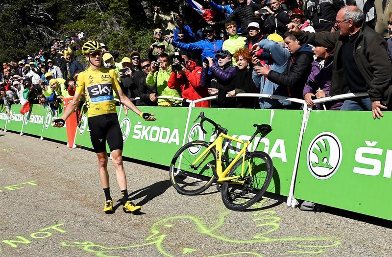 El británico Chris Froome perdió el maillot amarillo tras caerse y correr durante varios metros en las pendientes del Mont Ventoux, después de chocar con una moto