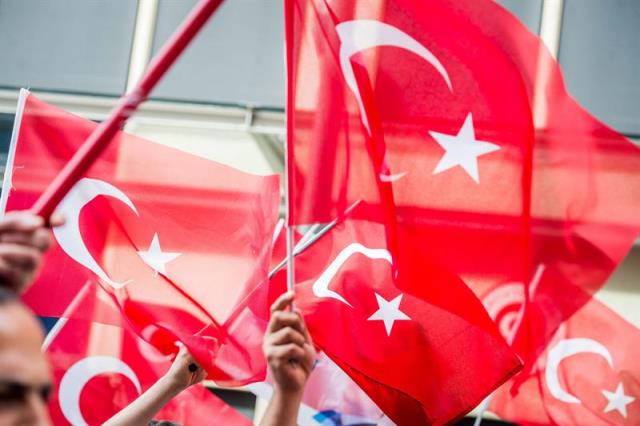 El líder de la oposición, el jefe del partido socialdemócrata CHP, Kemal Kiliçdaroglu, destacó la importancia que tras el golpe se han unido los cuatro partidos del Parlamento detrás del valor común de la democracia/Foto: EFE