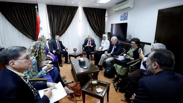 El ministro sirio de Reconciliación Nacional, Ali Haidar (4i), durante una reunión con una delegación estadounidense del Consejo de Estados Unidos por la Paz, en Damasco, Siria.