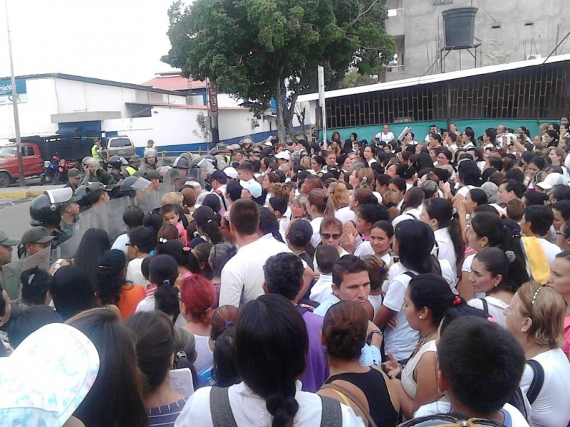 Cerca de 100 personas procedentes de Venezuela cruzan diariamente hacia Colombia huyendo de la crisis causada por el chavismo