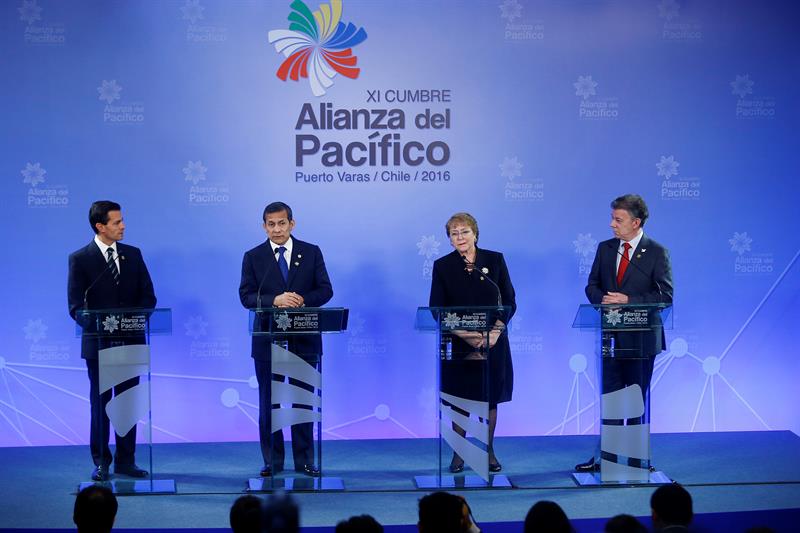 La mandataria de Chile destacó que la Alianza del Pacífico debe expresar una férrea voluntad de integración, pero sin repetir los errores que llevaron al "brexit"/ Foto: EFE