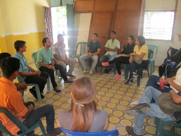 FOTO 1_Hasler Iglesias en reunión con estudiantes del estado Sucre
