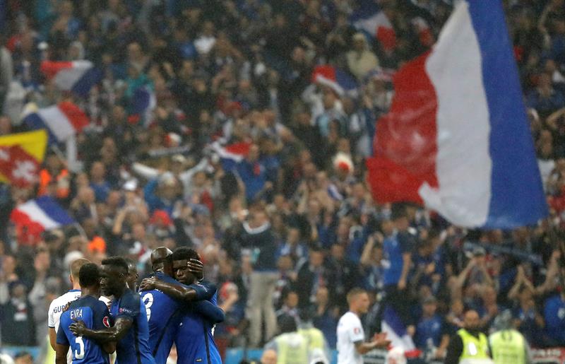 Francia selló su presencia en las semifinales con una goleada (5-2) y a costa del sueño Islandés, que salió malparado de Saint Denis y de la Eurocopa 2016 a la que aspira el conjunto anfitrión